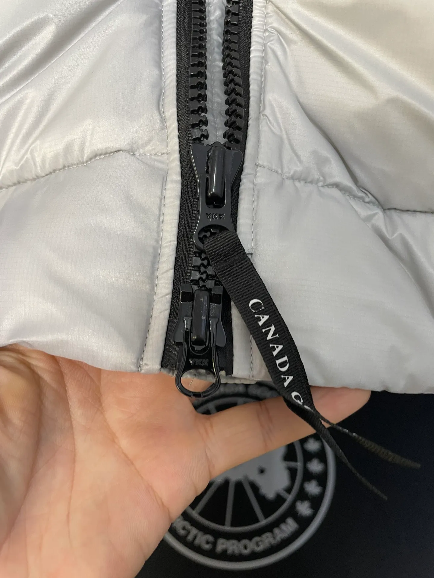P560 Canadian brand CanadaGoose men's and women's CROFTON lightweight down vest 2229M DWR water-repellent treatment WindWall windproof fabric 700 fleece filling original mold opening details one to one production The upper body effect is stunning Exclusively available on the Xiaohongshu purchasing platform The highest version on the market Size: XS S M L XL XXL